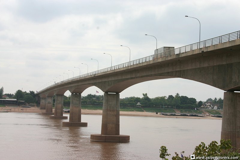 00-thai-laos-bridge1.jpg